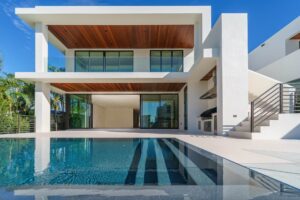 Casa grande con piscina.