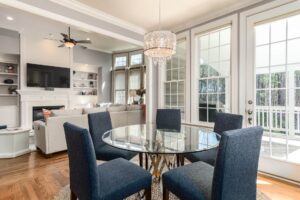 Interior de la casa con muebles y mesa de comedor