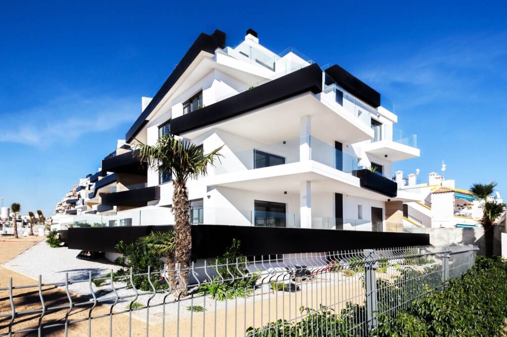 Casa grande blanca en la costa de tarragona