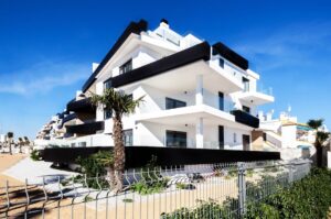 Casa grande blanca en la costa de tarragona
