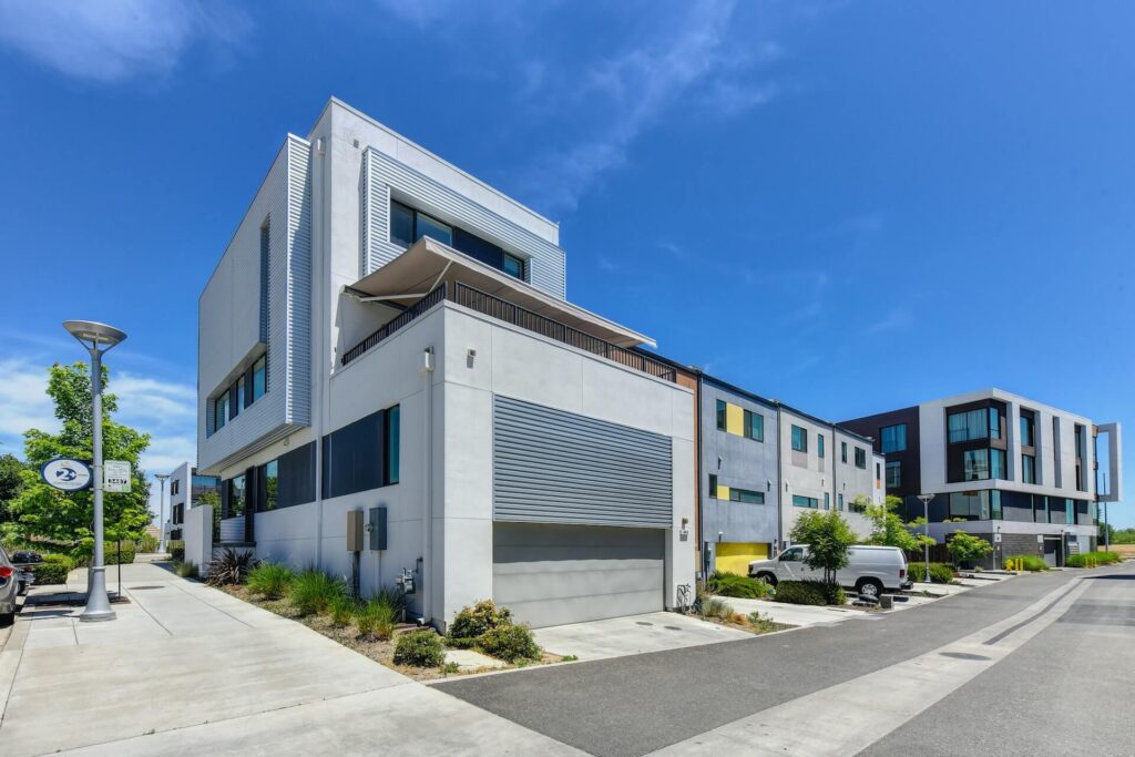Town house gris con estacionamiento